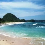 Pantai Indah di Malang yang Wajib Dikunjungi, Pesona Laut Biru dan Pasir Putih