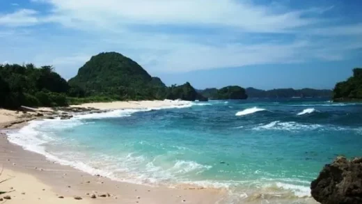 Pantai Indah di Malang yang Wajib Dikunjungi, Pesona Laut Biru dan Pasir Putih