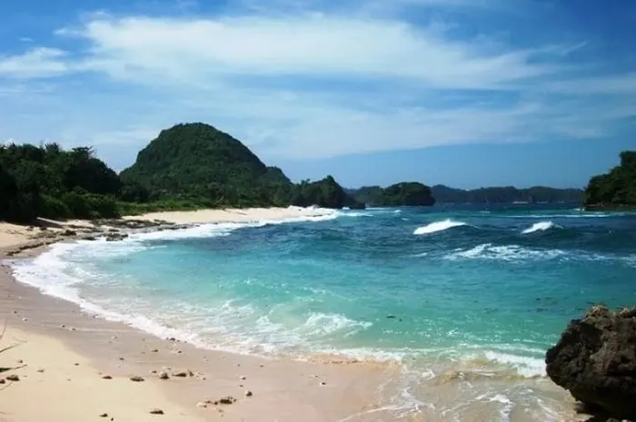 Pantai Indah di Malang yang Wajib Dikunjungi, Pesona Laut Biru dan Pasir Putih